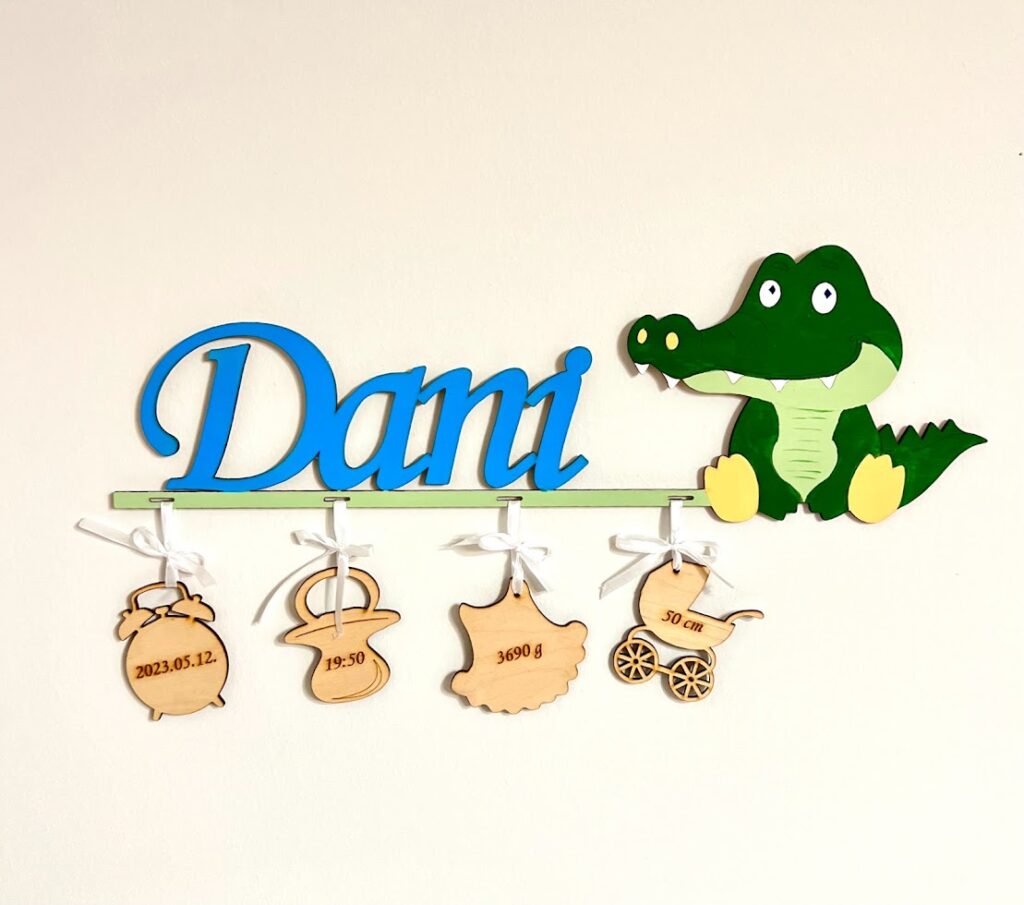 Krokodil névtábla a baba születési adataival