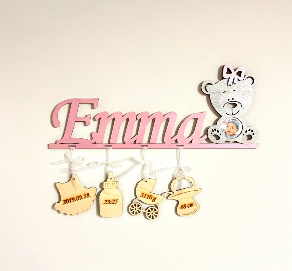 Macis babanévtábla születési adatokkal – egyedi fa névtábla ajtóra vagy falra