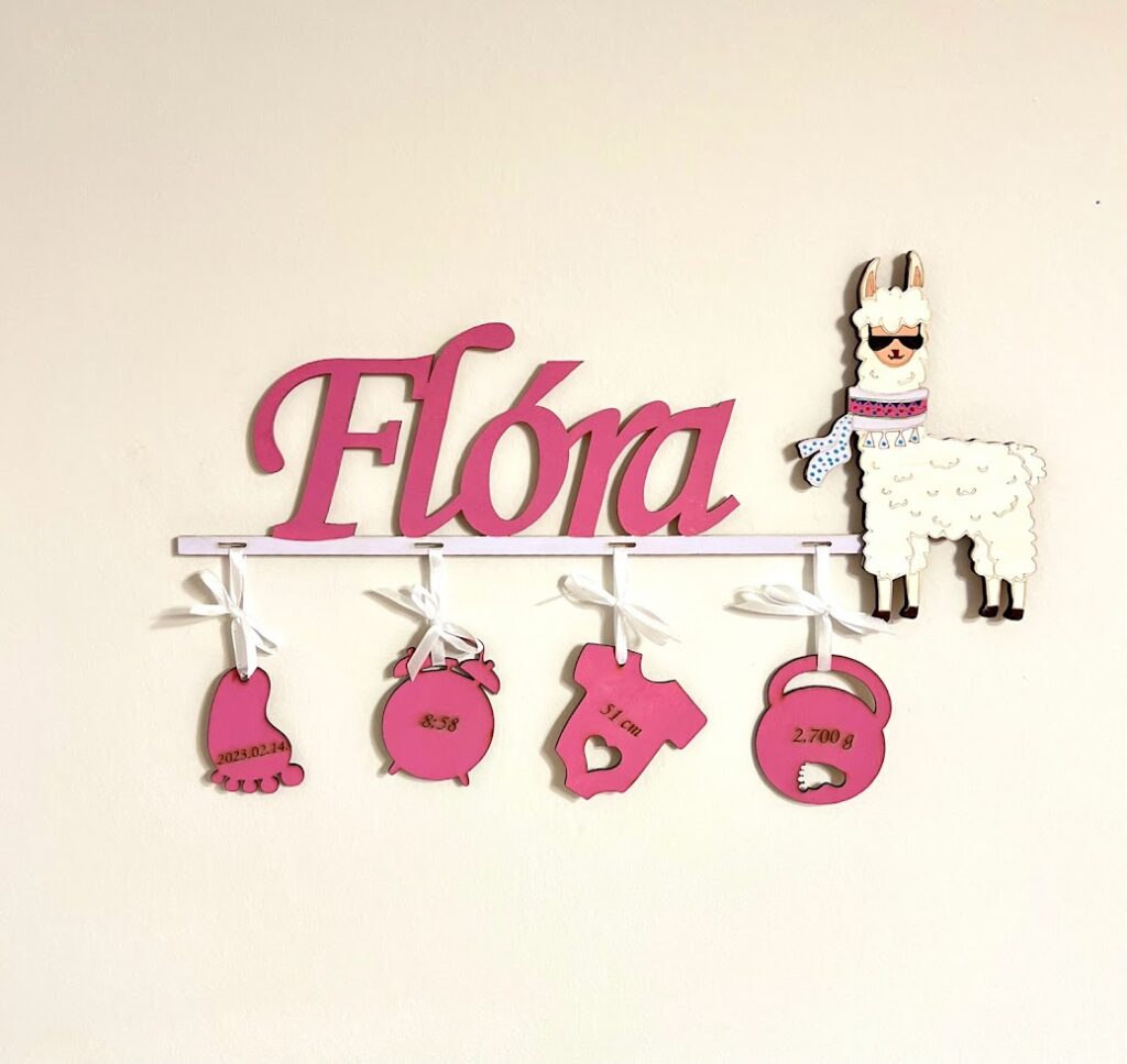 Láma névtábla a baba születési adataival