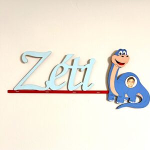 Dínó névtábla a baba születési adataival