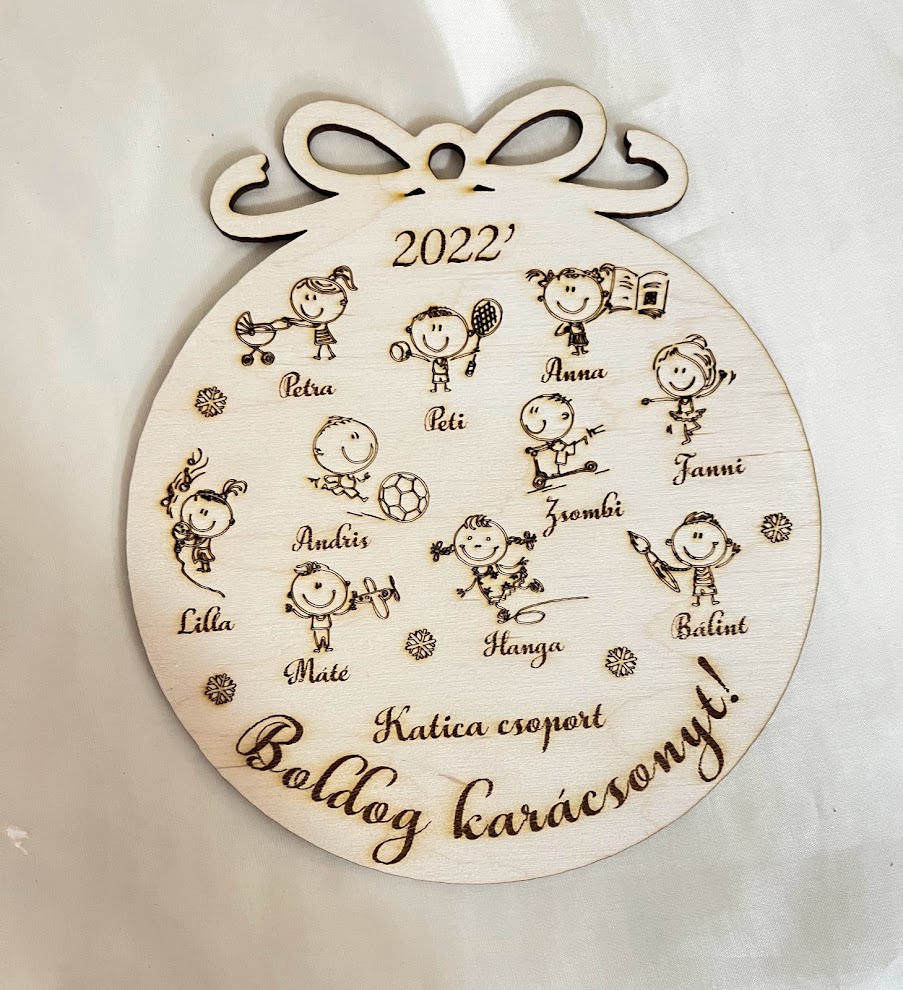 Óvodai és bölcsődei óriás karácsonyfa dísz – egyedi gravírozással