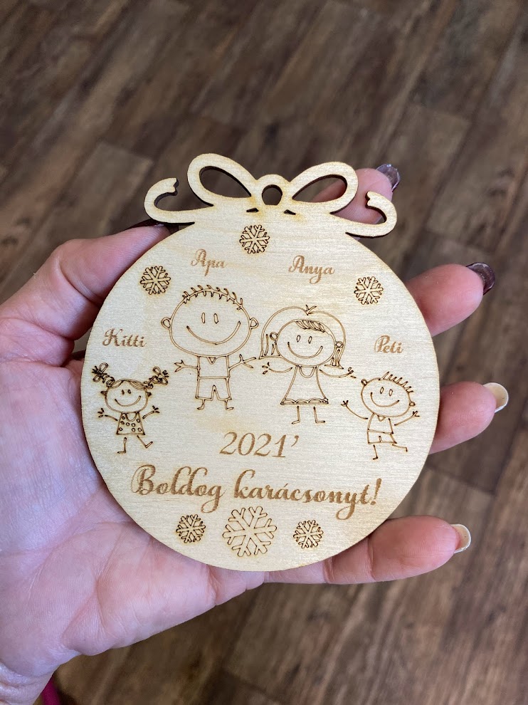 Vidám, sziluettes karácsonyfadísz – egyedi, névre szóló családi dísz
