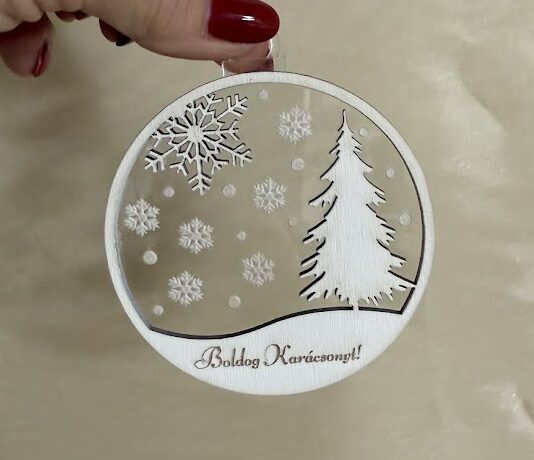 Karácsonyfa mintás fa–plexi karácsonyfadísz „Boldog Karácsonyt!” felirattal