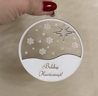 Hópihés karácsonyfadísz fából és plexiből kézzel festve