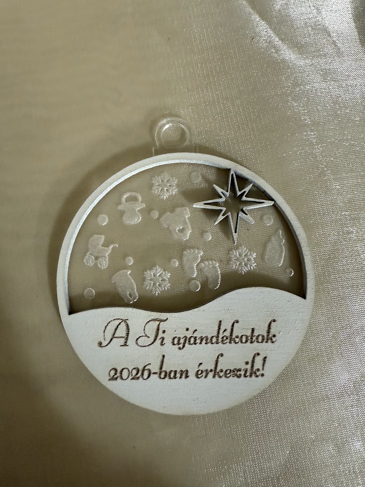 Baba bejelentő karácsonyfadísz – egyedi fa és plexi dekoráció