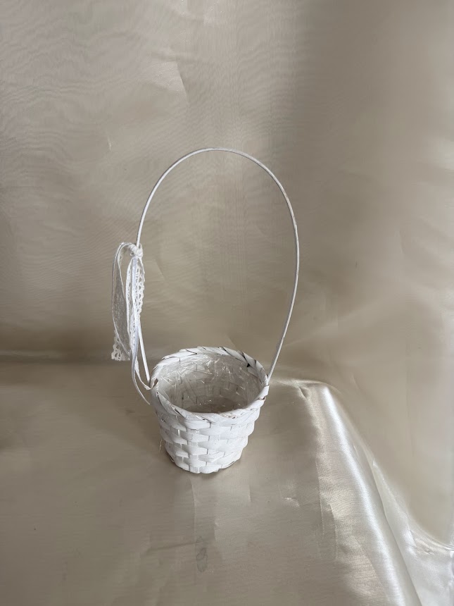 Sziromszóró kosárka koszorúslányoknak, rattan, fehér