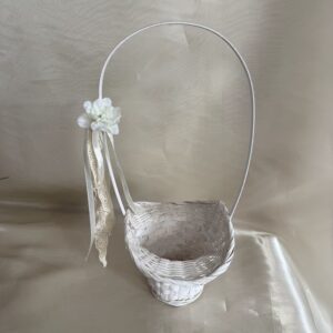 Sziromszóró kosárka koszorúslányoknak, rattan, fehér íves