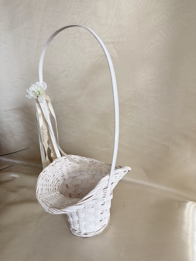 Sziromszóró kosárka koszorúslányoknak, rattan, fehér íves