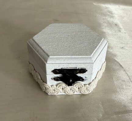 Vintage gyűrűtartó dobozka fehér hatszögletű, csipkével