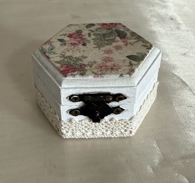 Vintage gyűrűtartó dobozka fehér hatszögletű, virágmintás