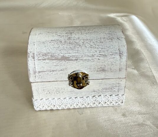 Vintage gyűrűtartó dobozka, kincsesláda forma, drapp