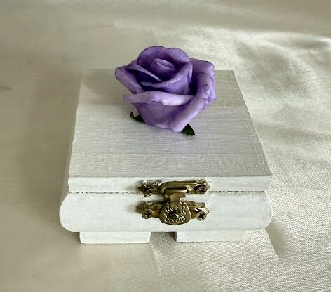 Vintage gyűrűtartó dobozka fehér lila virággal