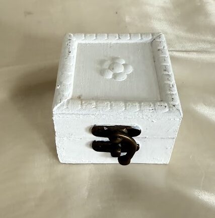 Vintage gyűrűtartó dobozka fehér kis virággal