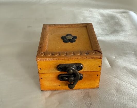 Vintage gyűrűtartó dobozka narancssárga kis virággal