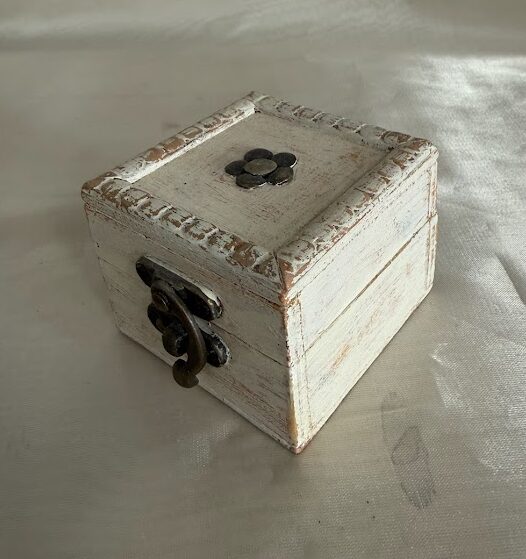 Vintage gyűrűtartó dobozka drapp kis virággal