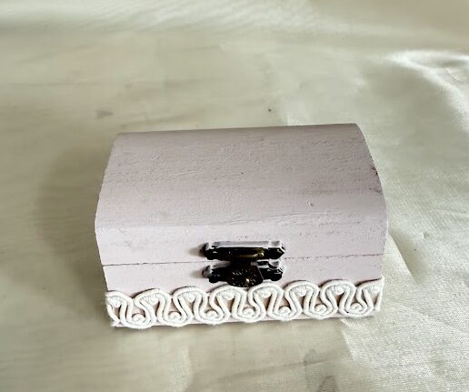 Vintage gyűrűtartó dobozka rózsaszín csipkés lekerekített