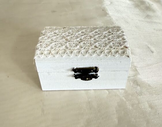 Vintage gyűrűtartó dobozka fehér csipkés lekerekített