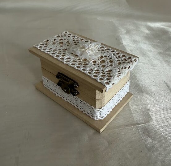 Vintage gyűrűtartó dobozka natúr csipkés