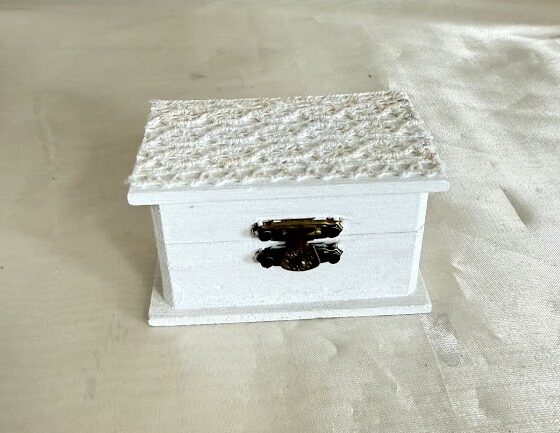 Vintage gyűrűtartó dobozka fehér csipkés