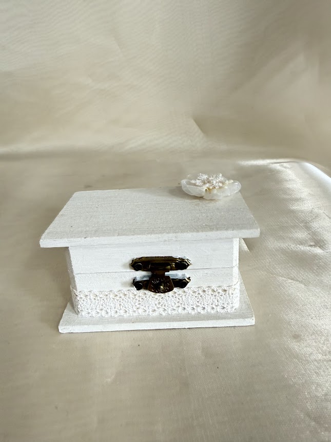 Vintage gyűrűtartó dobozka fehér csipkés, kis virággal
