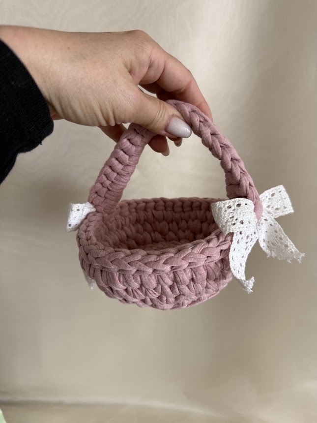 Sziromszóró kosárka koszorúslányoknak, horgolt rózsaszín