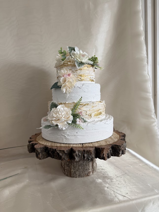 Rönkfa tortaállvány – rusztikus esküvői dekoráció