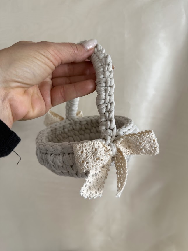 Sziromszóró kosárka koszorúslányoknak, horgolt