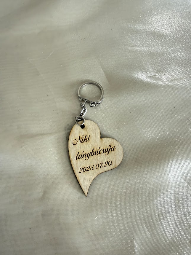 Szív alakú gravírozott kulcstartó koszorúslánynak