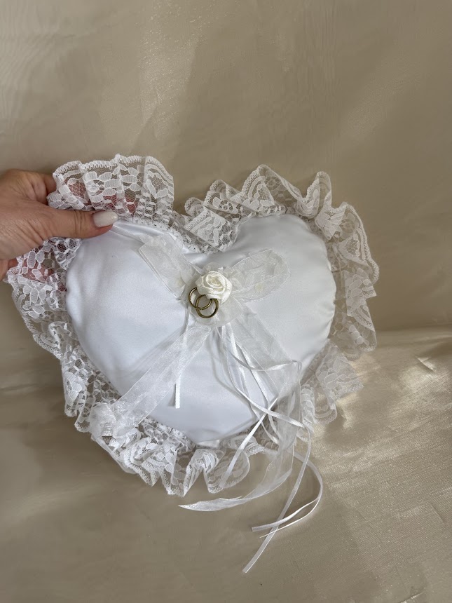 Gyűrűpárna romantikus esküvői kellék