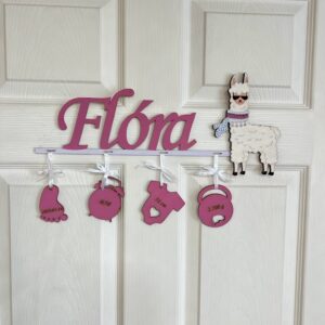 Láma névtábla a baba születési adataival