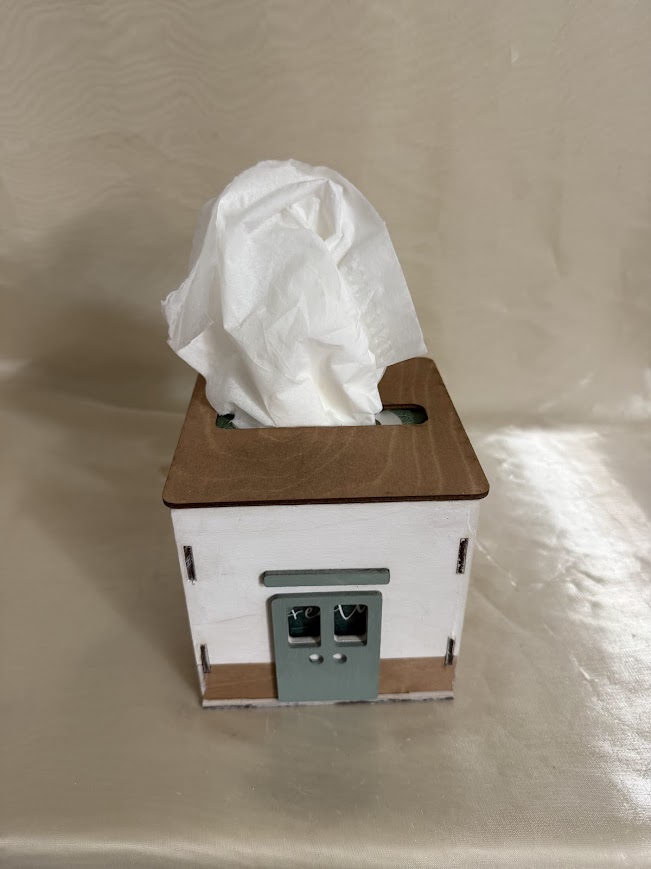 Kézzel festett fa zsebkendőtartó házikó kisebb zöld ajtós – egyedi, dekoratív és praktikus lakásdísz