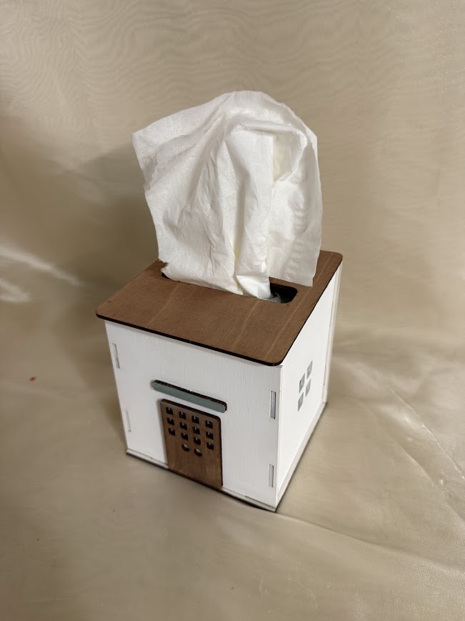 Kézzel festett fa zsebkendőtartó házikó kisebb – egyedi, dekoratív és praktikus lakásdísz