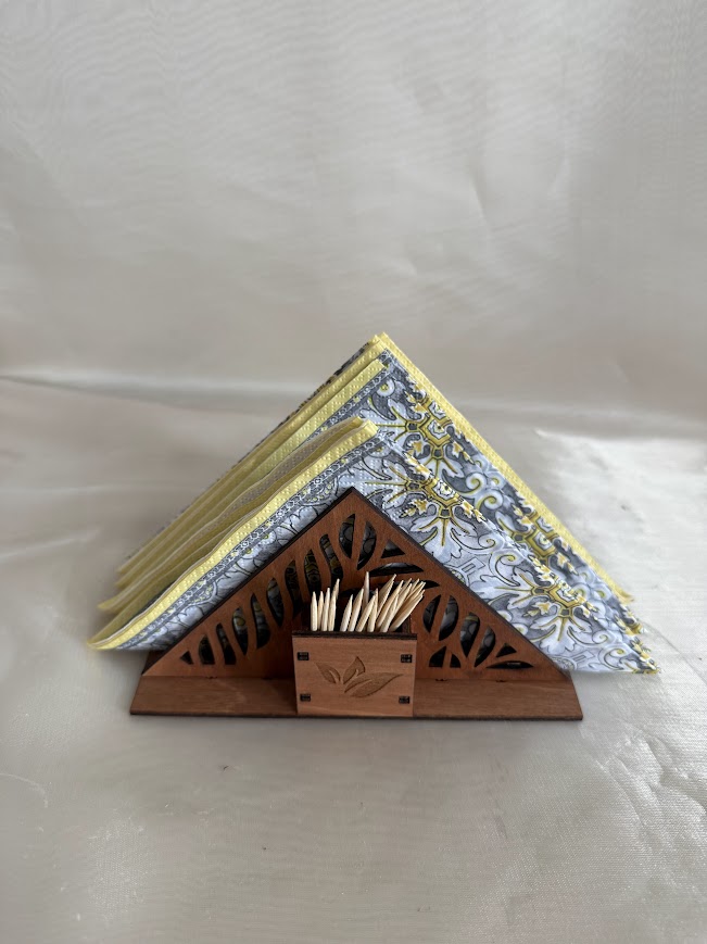 Dekoratív szalvétatartó fogpiszkálótartóval háromszög