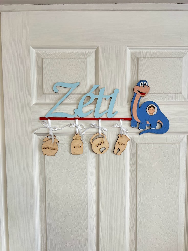 Dínó névtábla a baba születési adataival