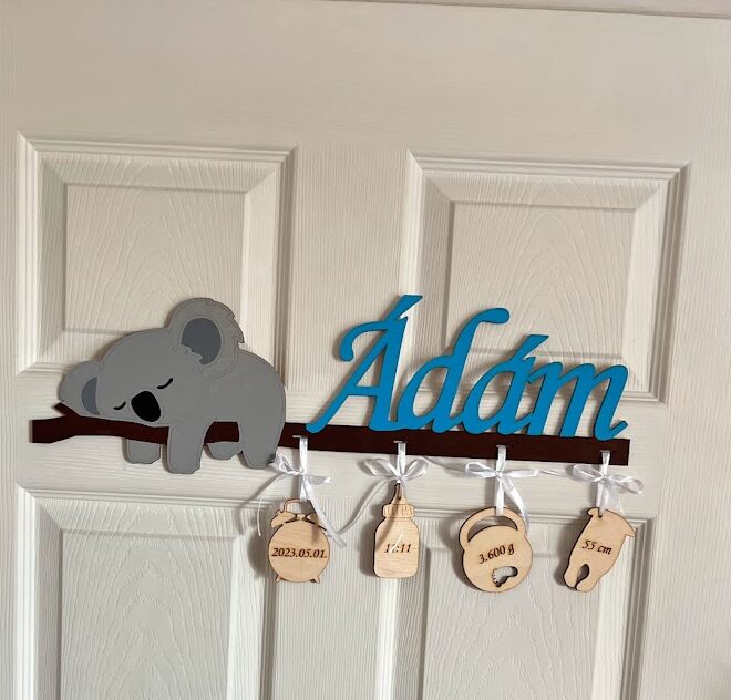 Koala névtábla a baba születési adataival