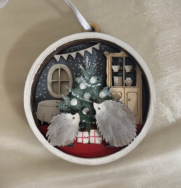 Sünikés 6D-s karácsonyfadísz fából kézzel festve