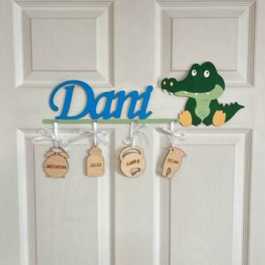 Krokodil névtábla a baba születési adataival