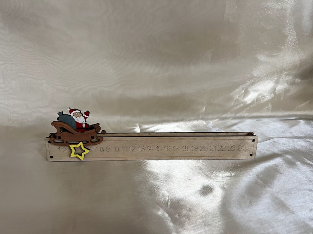 Fa adventi visszaszámláló – Télapós szános karácsonyi dekoráció
