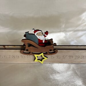 Fa adventi visszaszámláló – Télapós szános karácsonyi dekoráció